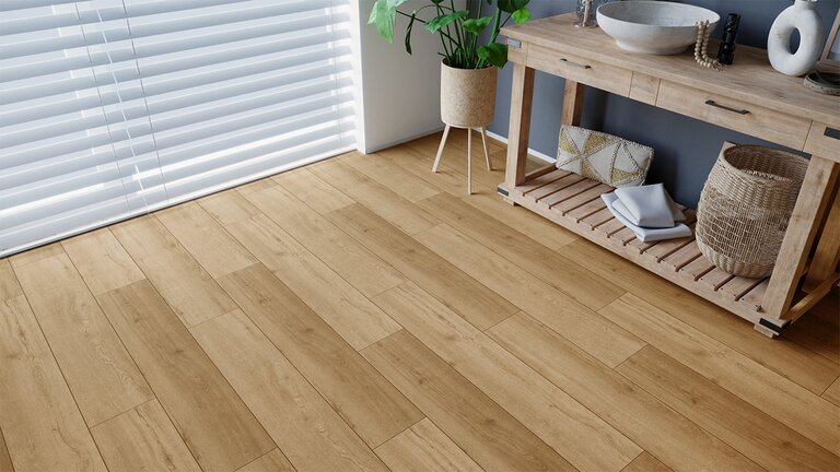 SKAVA Rigid Klick Vinyl Unique Boden in Holzoptik. Auf diesem stehen ein Schränkchen sowie ein Hocker mit Pflanze darauf. Durch eine geschlossen Jalousie scheint Licht